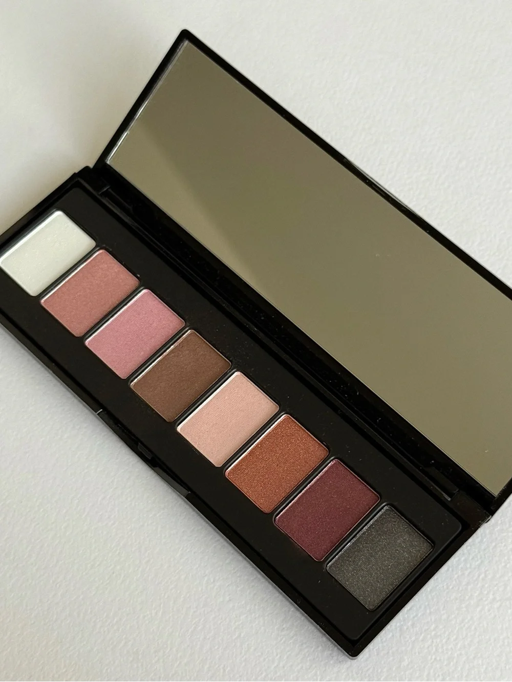Elizabeth Arden Eye Shadows Palette. 8 Colors. Full size. NET WT. 226 OZ. 6.4g.